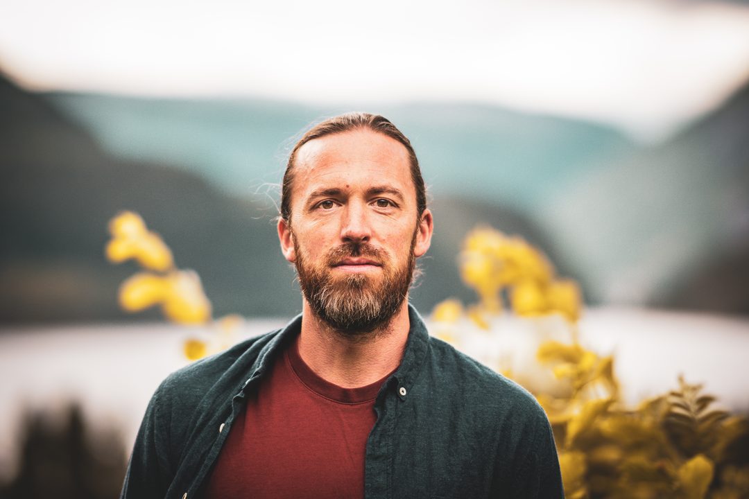John Derek Bishop. Under artistnavnet Tortusa har han gitt ut sju album; i 2024 startet han konsertserien Strømklang på Folken.
