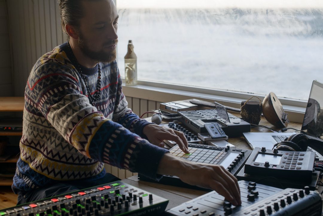 John Derek Bishop spiller instrumentet Live-sampling